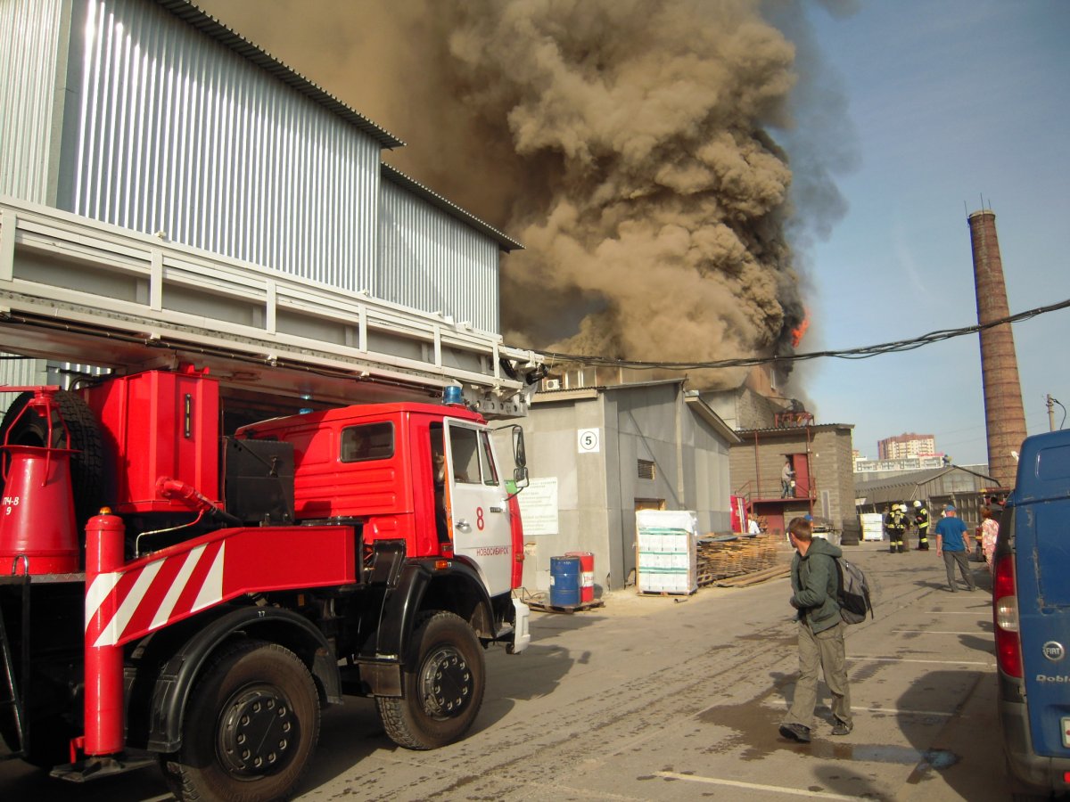 Скрытые очаги огня нашли в горящем здании склада